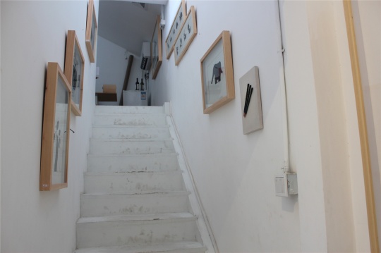 通往阁楼的区域是画廊首次展览红中丁浠文的小画
