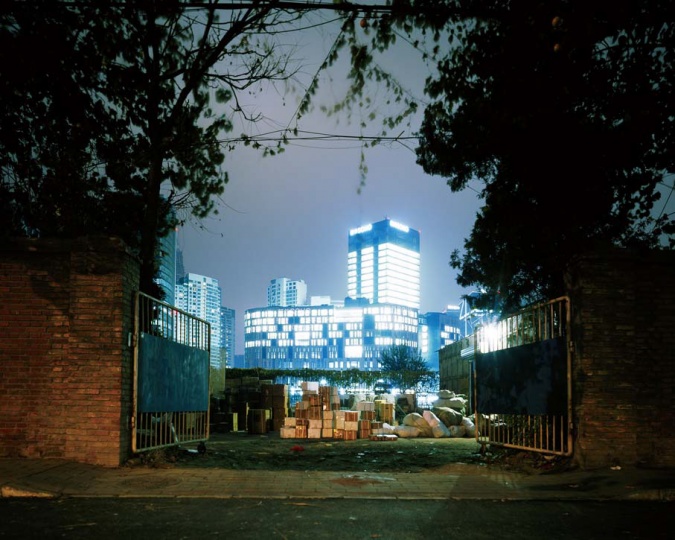 北京朝外SOHO拍摄的“发光体”系列作品之一
