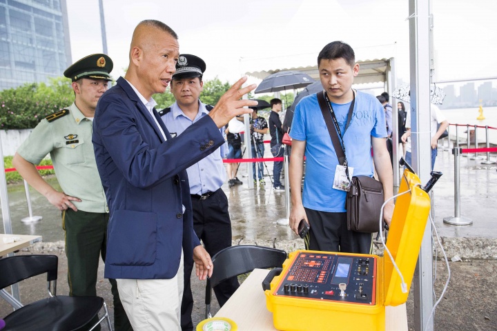 蔡国强在装置作品《无题》指挥台前
