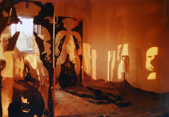 1994年，日本福冈美术馆“第四届亚洲美术展”，作品 《灵魂之祭》。
