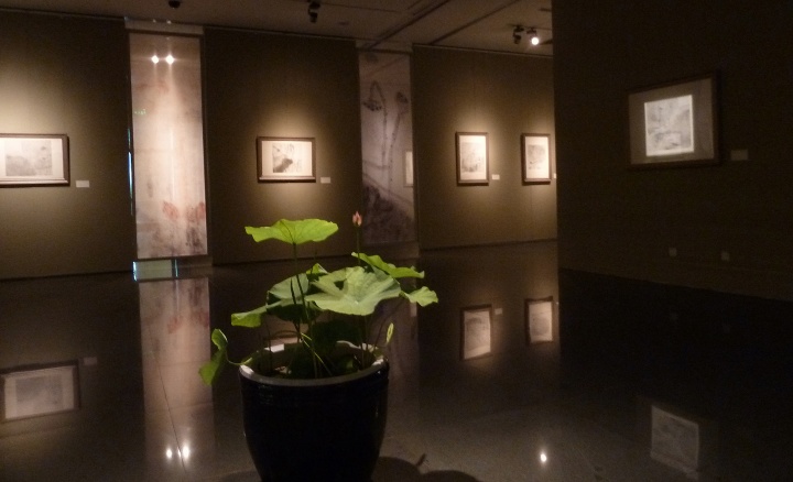 今年6月周思聪展览上的三盆荷花，就是吴洪亮为营造“留得枯荷听雨声”意境的点睛之笔
