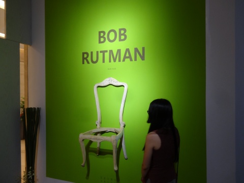 一把代表Bob画作的椅子悬挂在展厅的入口处，成为了观众们最为喜爱的合影地点
