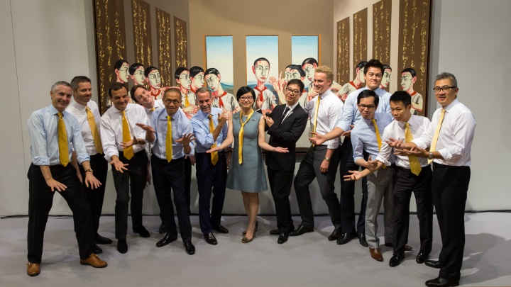 2013年春拍香港苏富比亚洲当代艺术部门合影，背景为曾梵志作品《最后的晚餐》
