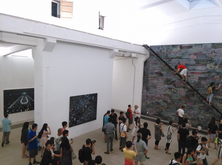 前阿拉里奥北京空间负责人金秀炫于2014年初正式加入798艺术区的白盒子艺术馆，王庆松个展”同一个世界 同一个梦想“是她在此策划的的第一个展览。
