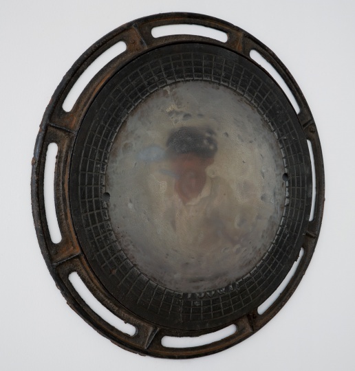 《镜子1》，井盖，直径72cm，2011
