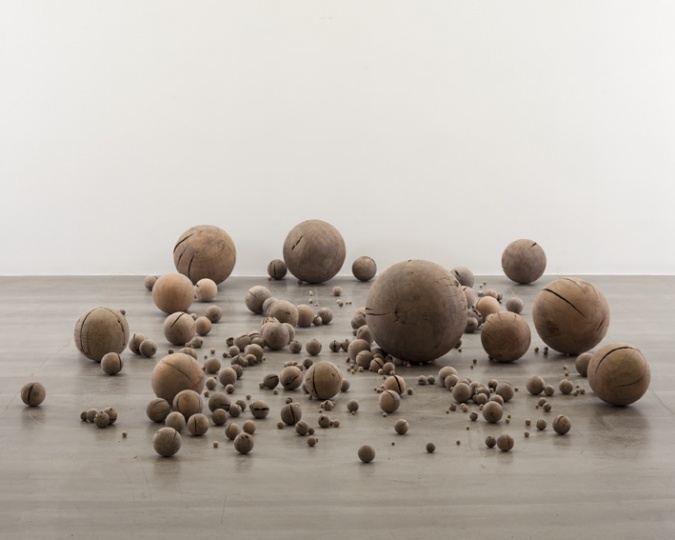 《念珠》，木球，由云南省某地一棵死树的各分支节点打磨而成，397件，直径0.5-51厘米不等，2012