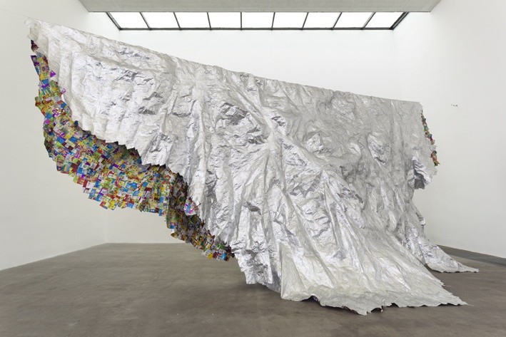 《好时光》，2013年李钢把平日吃的零食包装袋拼成巨大的纸张
