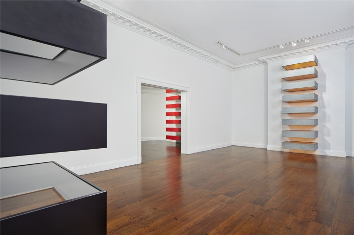 去年年末的唐纳德·贾德个展，专注这位艺术家立方体纵向堆叠作品 Courtesy Mnuchin Gallery
