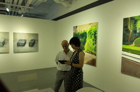 乌里·希克当晚也出现在了“艺术都市”现场，图为在VANGUARD画廊
