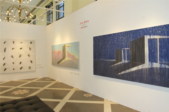 林大艺术中心的作品不仅出现在常规展位中，开幕式大厅和走廊平台亦有作品呈现
