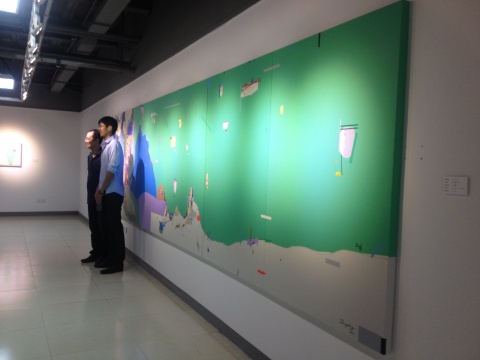 艺术家朱佩鸿和邱志杰在其作品《我的空间-绿洲1号》前
