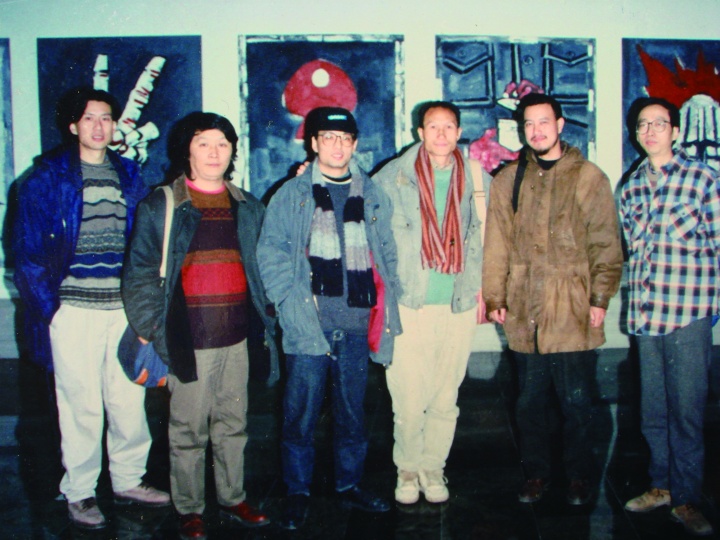 《九十年代的中国美术：“中国经验”画展》主持人与参展艺术家在展厅毛旭辉画前合影
