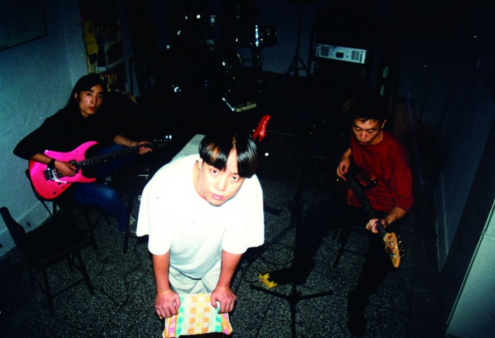 99年-沈晓彤·马达（邱黯雄）当时还组建了一支名为『菠菜』的乐队·在小酒馆演出

