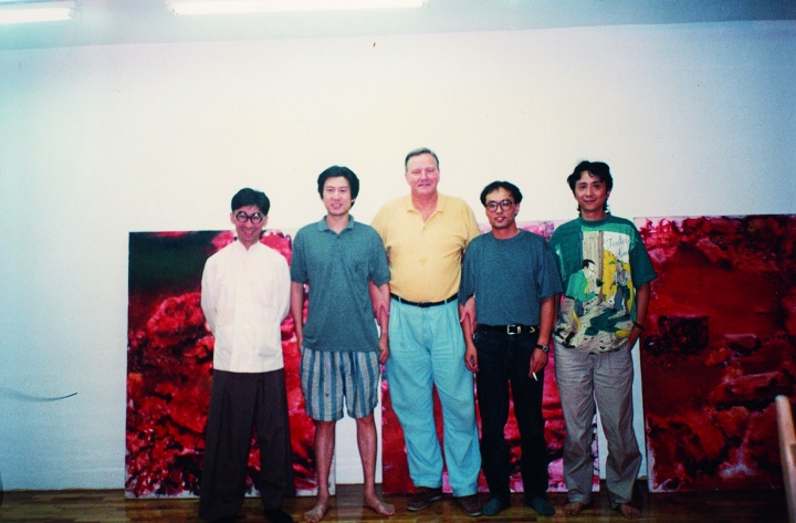 1994年周春芽与张颂仁、张晓刚、何多苓在周春芽工作室
