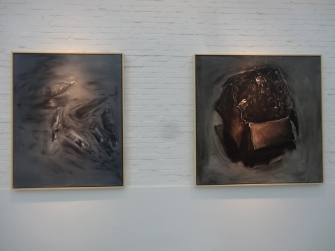 七零八落的酒瓶与纸箱中的酒瓶，是夏福宁的作品《方向》与《记忆 二》
