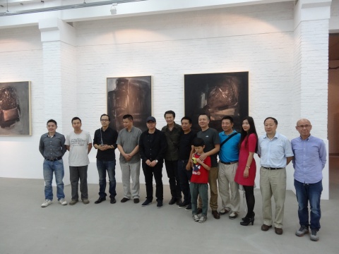 艺术家夏福宁,策展人王春辰以及5艺术中心负责人吴彬与众人合影