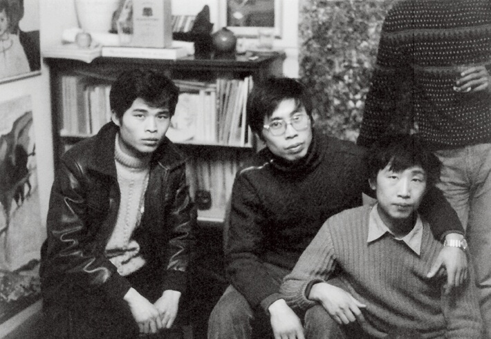 八十年代初抽象绘画实验小组成员。赵刚、马可鲁和朱金石在张伟家，1983年

