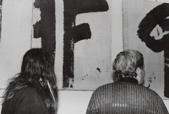 美国艺术家劳申伯及助手观看马可鲁1985年抽象作品——北京外交公寓“七人展”
