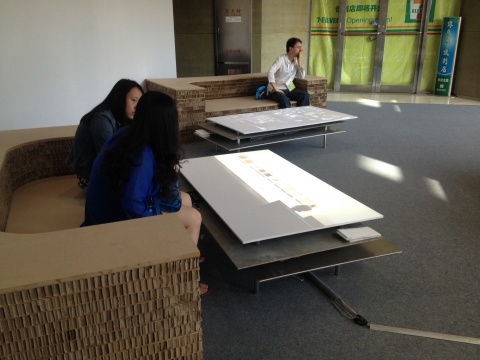 曾经为2011年上海民生美术馆丁乙个展做展陈设计的IDEAA3此次带来了人机互通书
