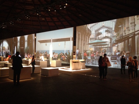巨型屏幕和信息台带来的是漫步巴塞罗那的节奏
