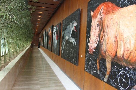 华庆的代表作品被展示在悠长的走廊上
