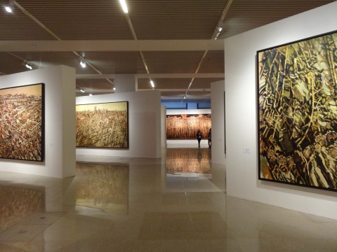 在“重屏|东方葵”的展厅中，被树立而起的巨幅画作形成的九堵墙把展厅切割为一条曲折的道路
