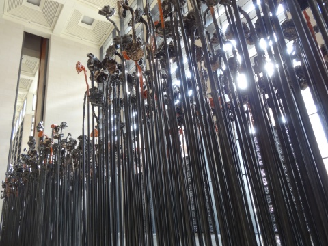 1600株葵的雕塑在国博的大厅内“俯仰|共生”
