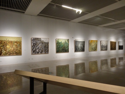 在“层览|葵平线”展厅的墙面上同时放置有许多方形尺寸的油画作品
