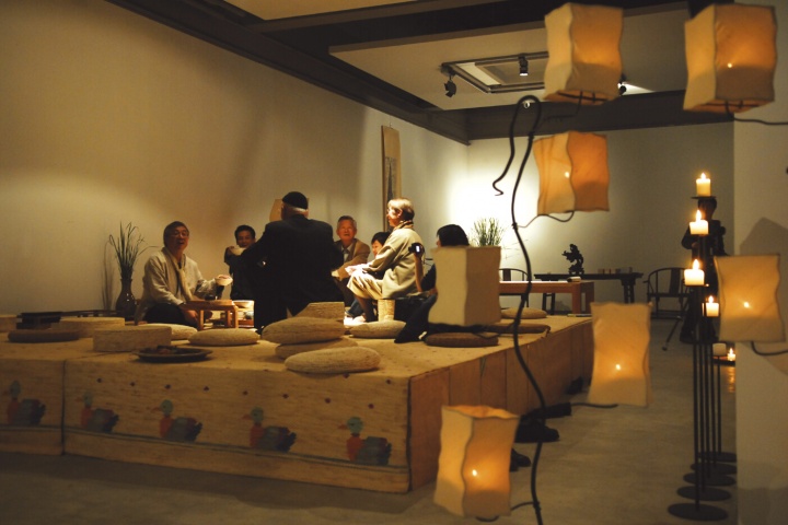 2007年刘太乃在北京三尚艺术空间做了于彭“草堂计划”的展览，此为展览现场，于彭正与前来的友人对饮畅谈
