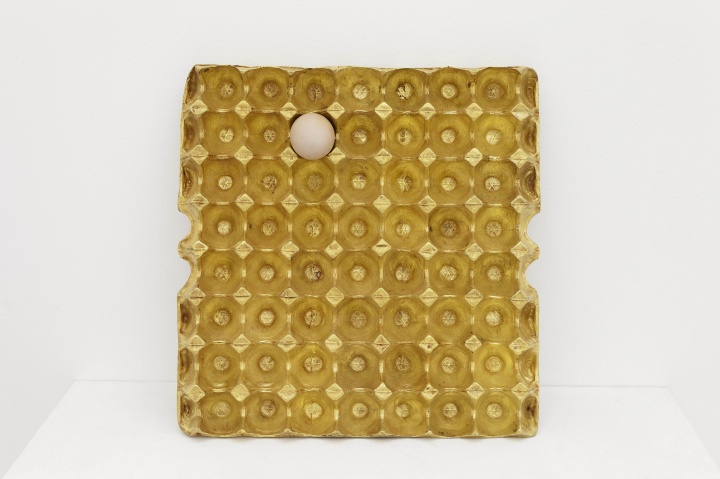 《200克黄金 62克蛋白质》 铜，黄金，鸡蛋 37.7x39x3.7cm 2012 
