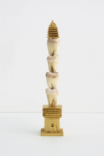 《智慧塔》 9x1.9x1.9cm 牙齿，99.9纯金，铜，竹签 2013
