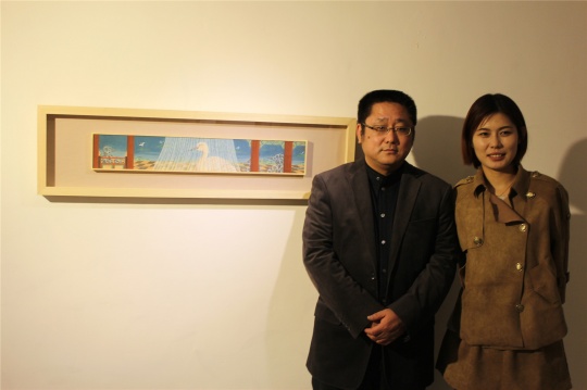艺术家张庆与作者画廊艺术总监赵姝婷在作品前
