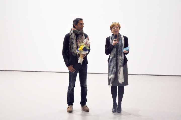 艺术家（左）和西安OCAT馆长凯伦·史密斯（右）在开幕现场
