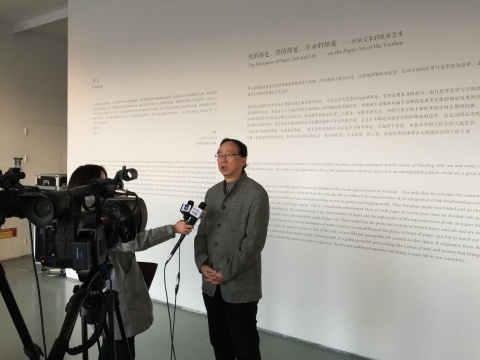 策展人王林在展览现场接受媒体采访
