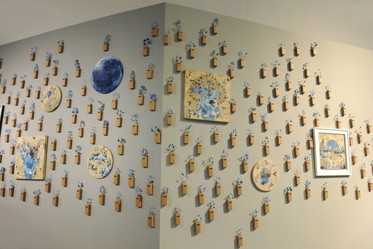 来自澳门的艺术家陈佩玲，墙上随风摆动的《蓝上彼丘》，采集自然界中的风光，转换进自我创作之中。蓝色是她记忆中的色彩。