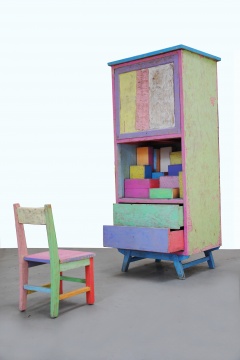 基于粉笔为媒介的早期作品：《礼物》尺寸可变 粉笔、纸盒、木椅、木柜 2014
