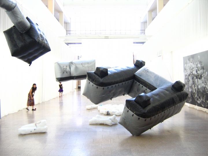 2007年在韩国国立美术馆策划的“浮游——中国艺术新一代”，当时带去了80多位艺术家
