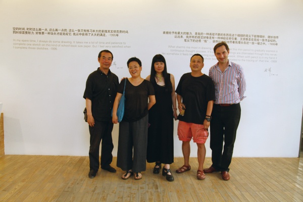 在2011年蔡锦纸上作品的展览现场，隋建国、林天苗、蔡锦、王功新与Hadrien合影
