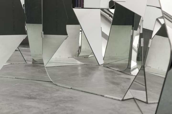《迷局》 玻璃、铝合金 尺寸可变 2014
