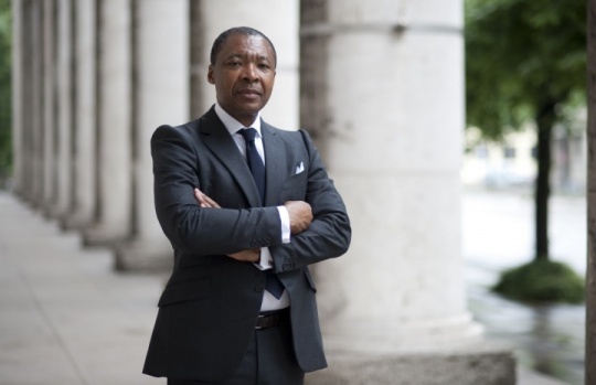 Okwui Enwezor，图片来自the collector tribune
