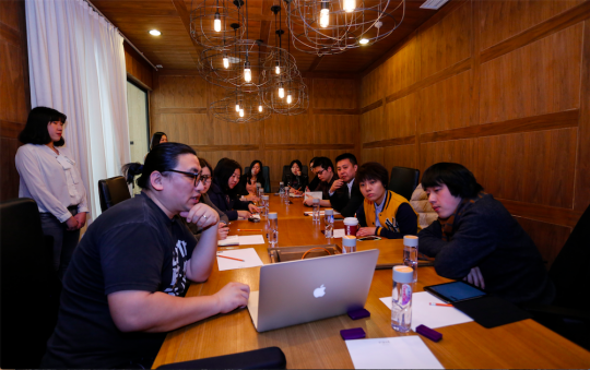 3月19日，今格空间在北京东隅酒店举办了新闻发布会，图为学术主持李振华为媒体介绍策展思路
