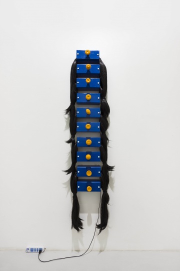 《Lee Tzu-Hsun + Donald Judd + Jay Heikes (Blue)》 205×40×18cm 方钢，马达，门把手，假发，喷漆 2014
