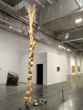  

杨心广作品《肖像系列之老李》与《虫子》，以擅长的木头、石块为材，创作出的一棵树、镂刻的石块
