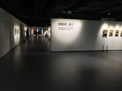 本次展览集中展出了三十余位青年艺术家的作品，题材类型涵盖绘画、雕塑、装置、影像等多门类

