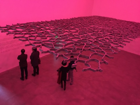 画廊为展览量身定做了颜色可变的射灯制造氛围
