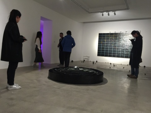 展览展出了艺术家2014年至今的全新装置作品

