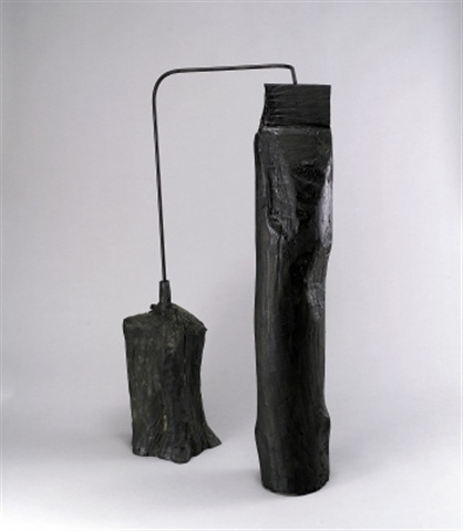 菅木志雄《Connected》， 92×47 cm，压克力木、铁，1986年，©菅木志雄
