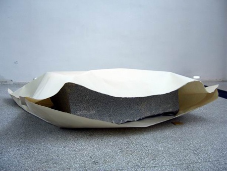 小清水渐 《纸》，200×200×50cm，石、纸 ，1969年（1994年再制作)，©小清水渐