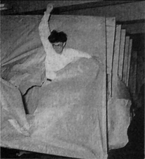 具体美术协会成员村上三郎穿越纸墙，1956年，©村上三郎，图片来源：潘力《“物派”档案（之一）》
