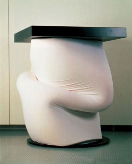关根伸夫《位相——海绵》 ，144×119.8×119.8cm，铁、海绵 ，1968年（1988年再制作），©关根伸夫，图片来源：潘力的艺术国际博客，《“物派”档案（之三）》